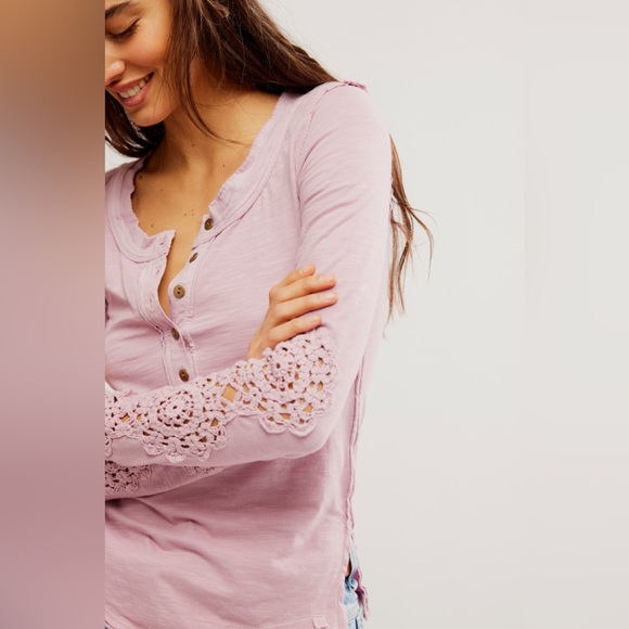 🌻🆕FREE PEOPLE Our Song Henley Cuff-Candied Lilac-Size X-Small - Picture 2 of 13
